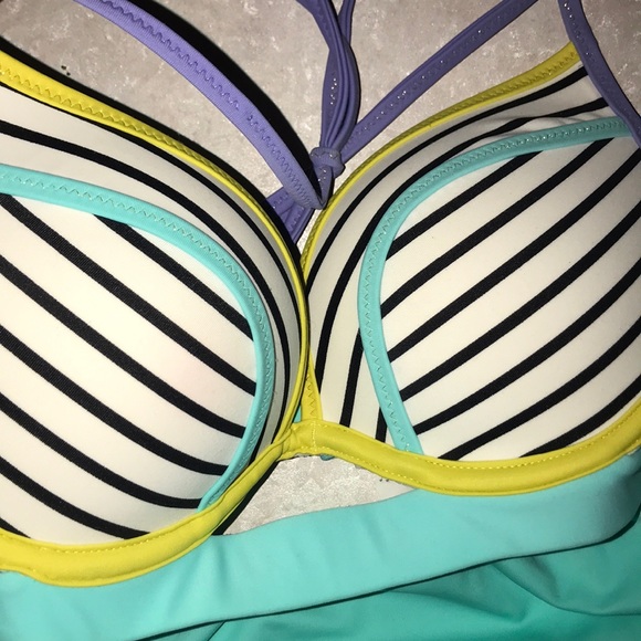 - 32B/XS SALE 🎉NWT VS PADDED HALTER BIKINI S… - Picture 10 of 11